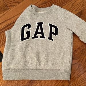 GAP 2T crew neck sweatshirt